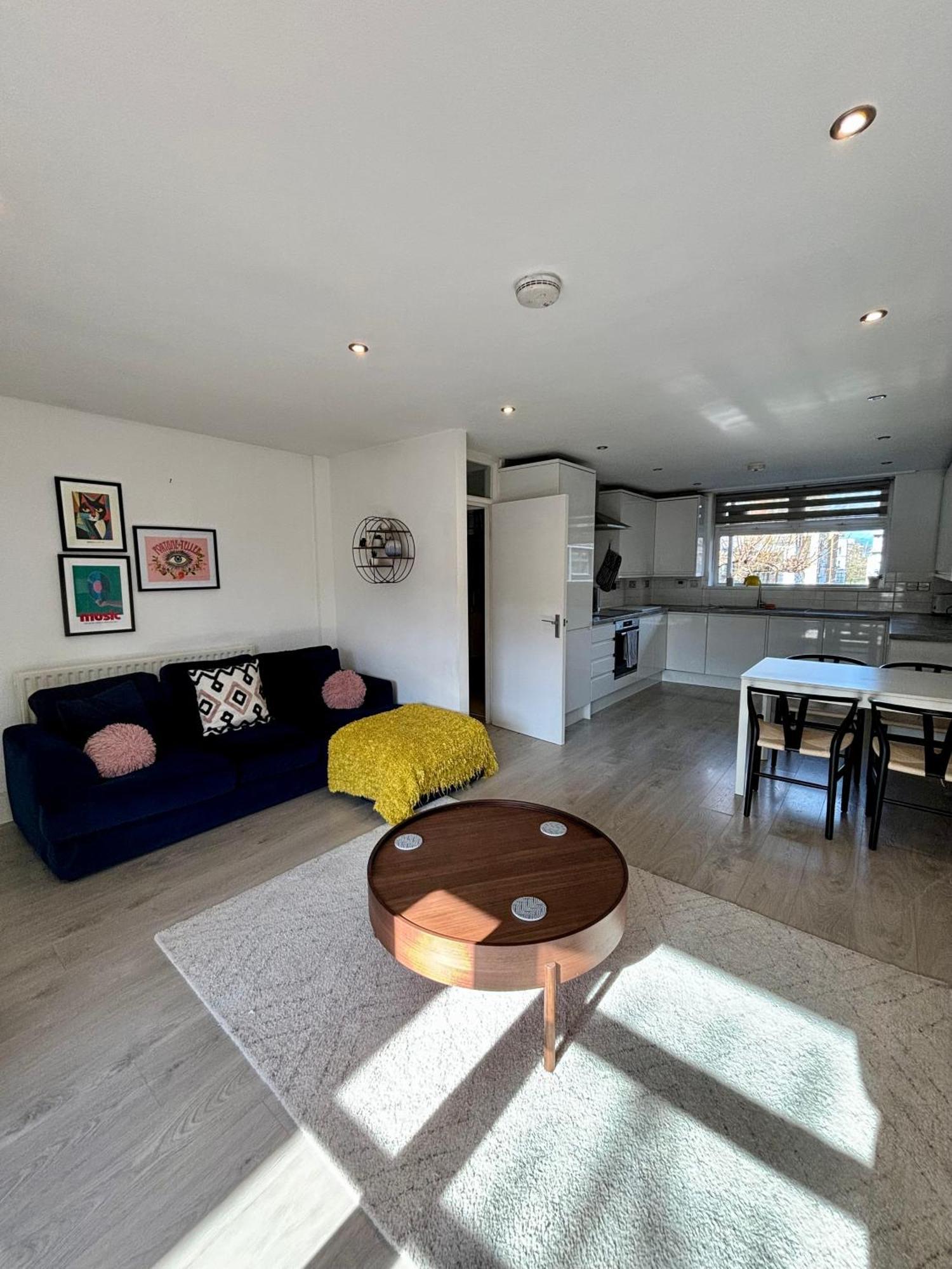 2 Bed, Open Plan, Modernised Flat, Canary Wharf Londra