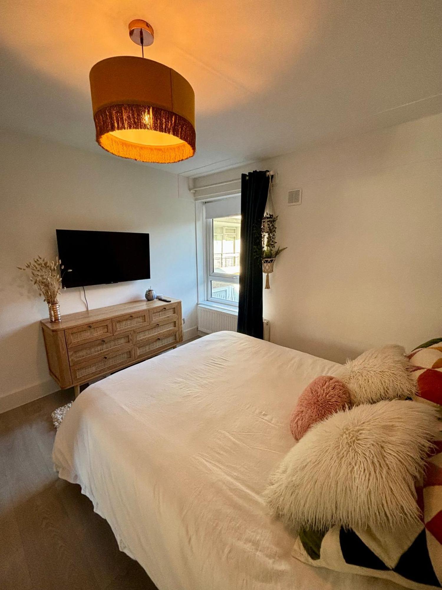 2 Bed, Open Plan, Modernised Flat, Canary Wharf Appartamento