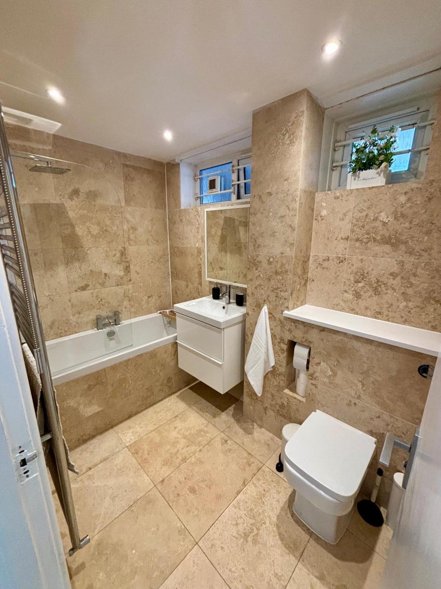 2 Bed, Open Plan, Modernised Flat, Canary Wharf Londra